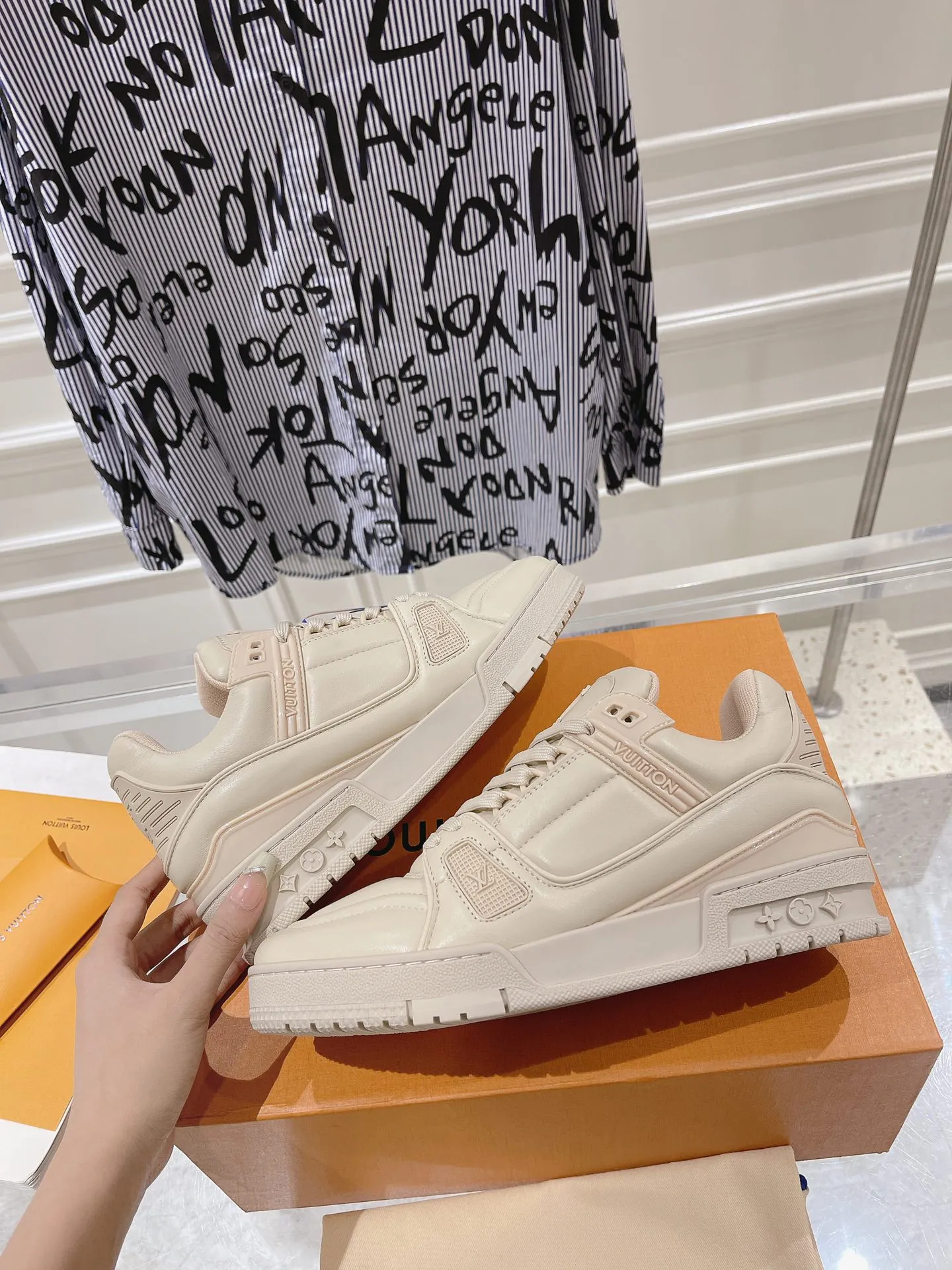👟👟Ex-factory price 840👟👟 Top version #couple style 2024 hot LV 𝘁𝗿𝗮𝗶𝗻𝗲𝗿 series of the latest couple style sneakers, the quality has been upgraded again, the details are awesome, it just doesn’t look too good! The model was sold out immediately within ten minutes of the official website going on sale. TPU outsole, mold fee is 2w+. The texture is comparable to the original version. The feet are made of polymeter micro-material and breathable British mesh. The details are the same as the original version. Please pay attention to distinguish the currency materials on the market. Size: Female 35-39, Male 39-45M